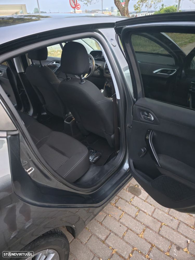 Peugeot 208 1.2 PureTech Style - 26
