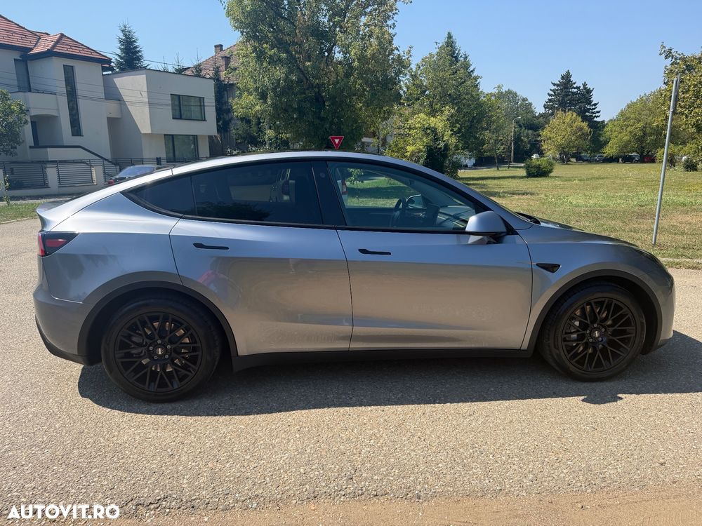 Tesla Model Y - 8