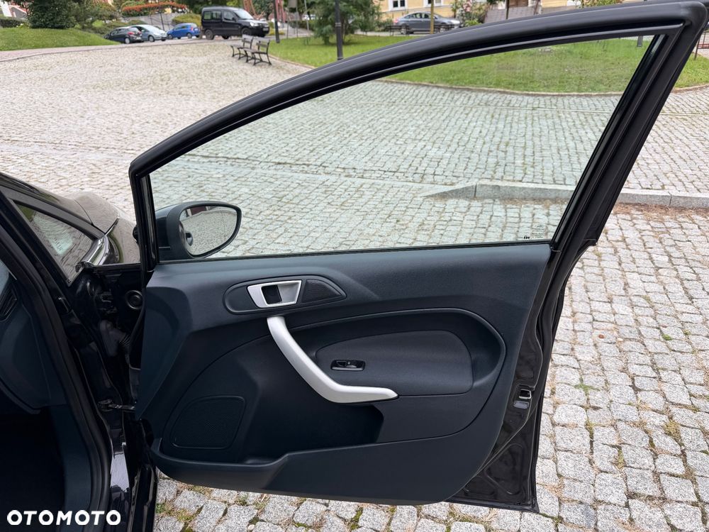 Ford Fiesta 1.25 Titanium X - 23