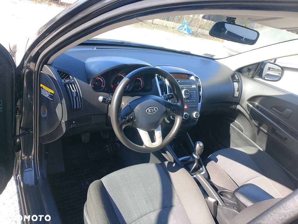 Kia Ceed - 8