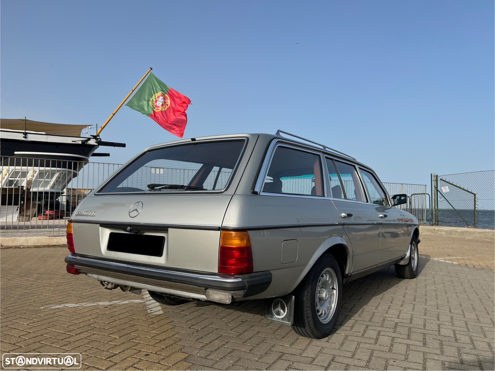 Mercedes-Benz 240 - 5
