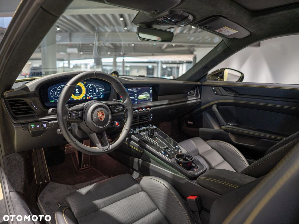 Porsche 911 Carrera T-Hybrid 4 GTS - 25