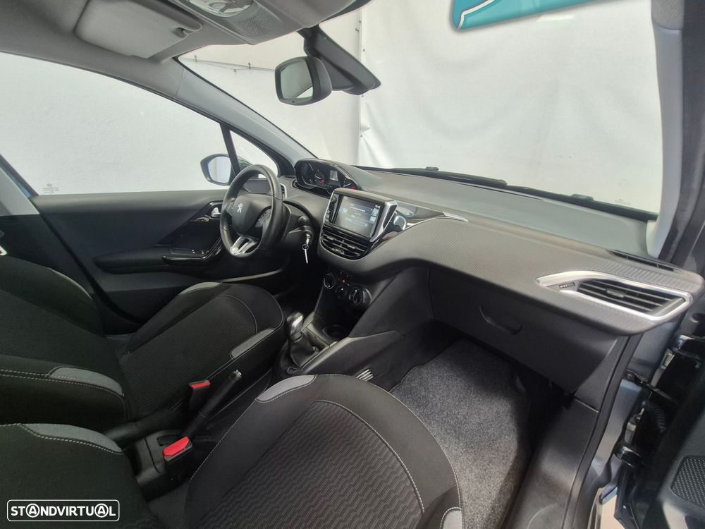 Peugeot 208 1.6 BlueHDi Style — fotografia 17