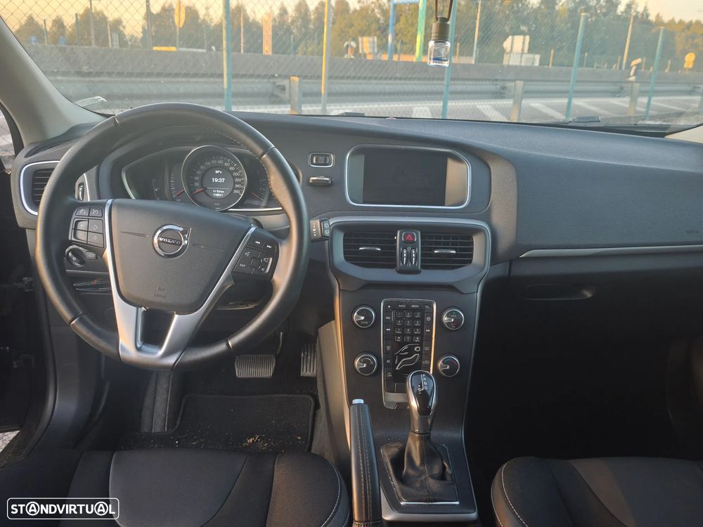 Volvo V40 2.0 D3 Momentum Geartronic - 4