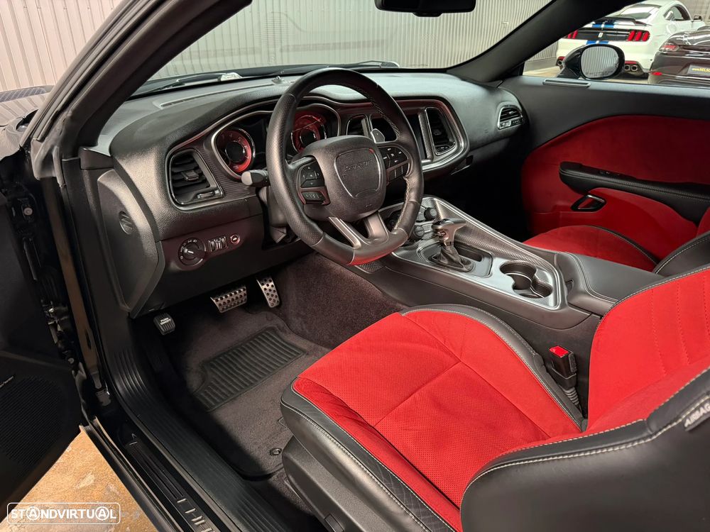 Dodge Challenger Auto SRT Hellcat - 24