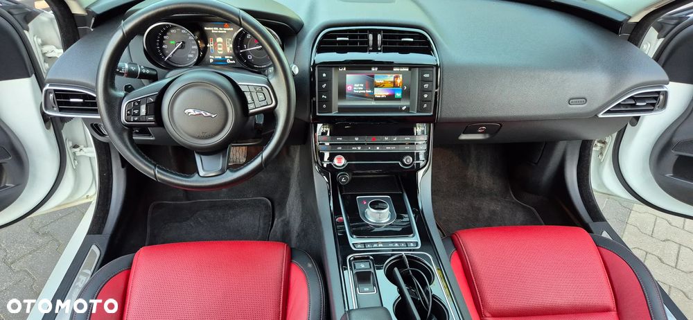 Jaguar XE 2.0 D R-Sport - 18