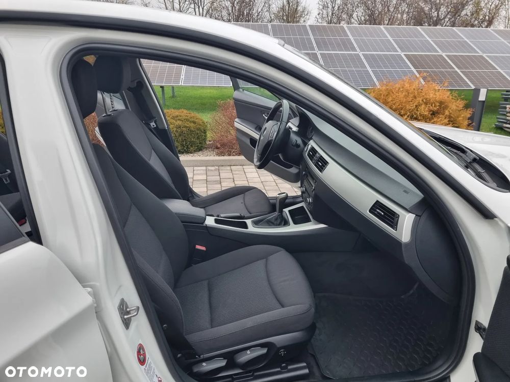 BMW Seria 3 320d xDrive - 13