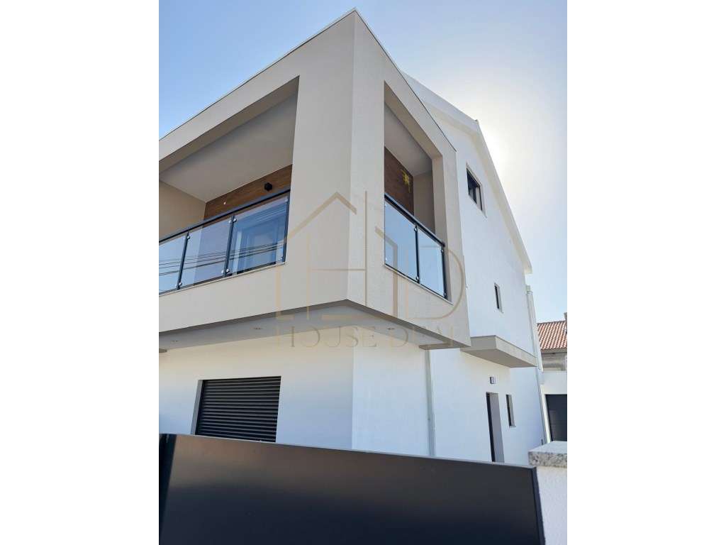 QUASE PRONTA! Magnífica Moradia T3 com Garagem. Quinta do Conde - Grande imagem: 2/49