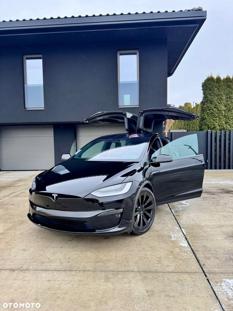 Tesla Model X - 11