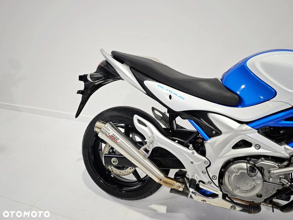 Suzuki Gladius - 8