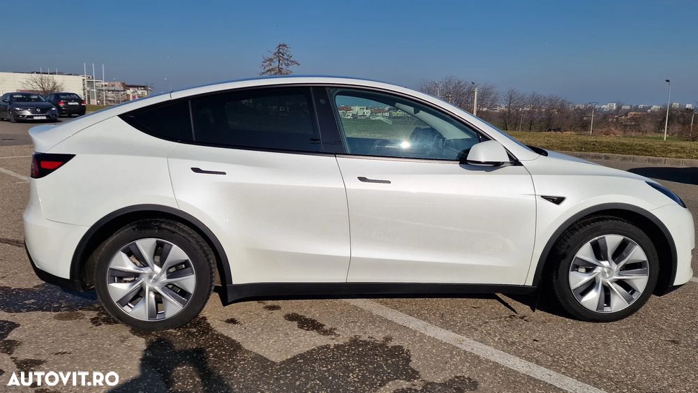 Tesla Model Y - 5