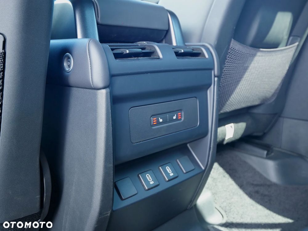 Land Rover Defender - 30