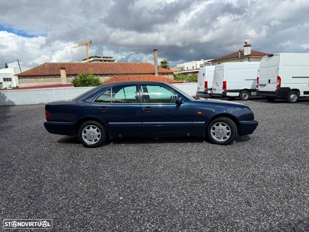 Mercedes-Benz E 220 D Classic - 11