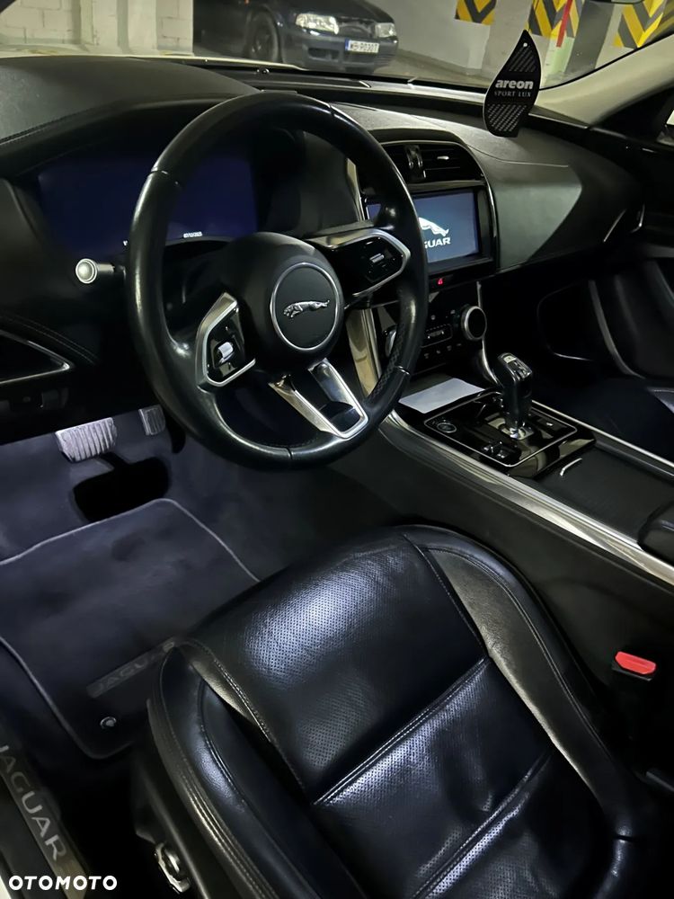 Jaguar XE 2.0 P250 R-Dynamic SE - 9