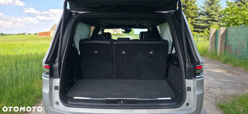 Jeep Grand Wagoneer - 13
