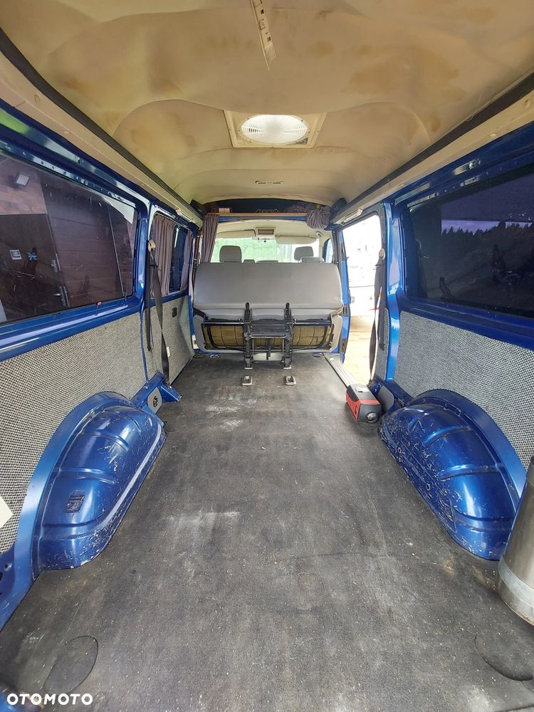 Volkswagen T5 Campervan - 26