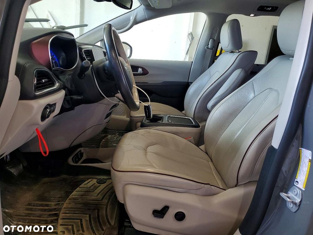 Chrysler Pacifica - 8
