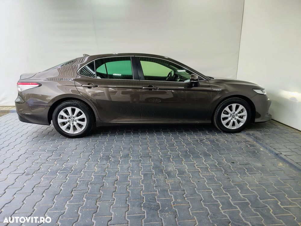 Toyota Camry 2.5 Hybrid Business - 32