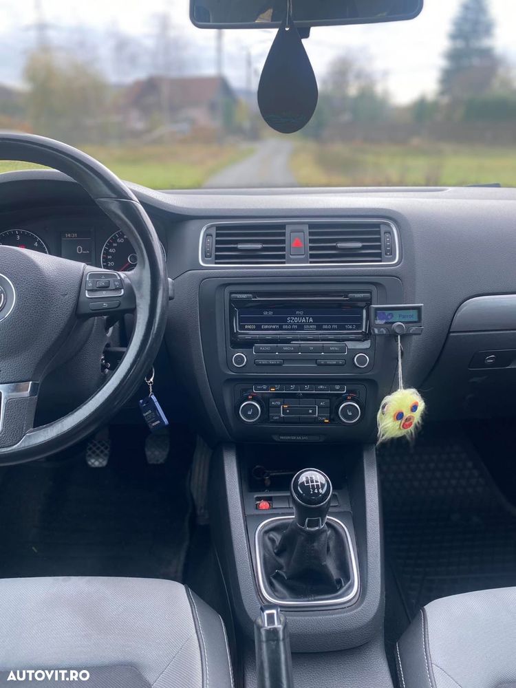 Volkswagen Jetta - 2