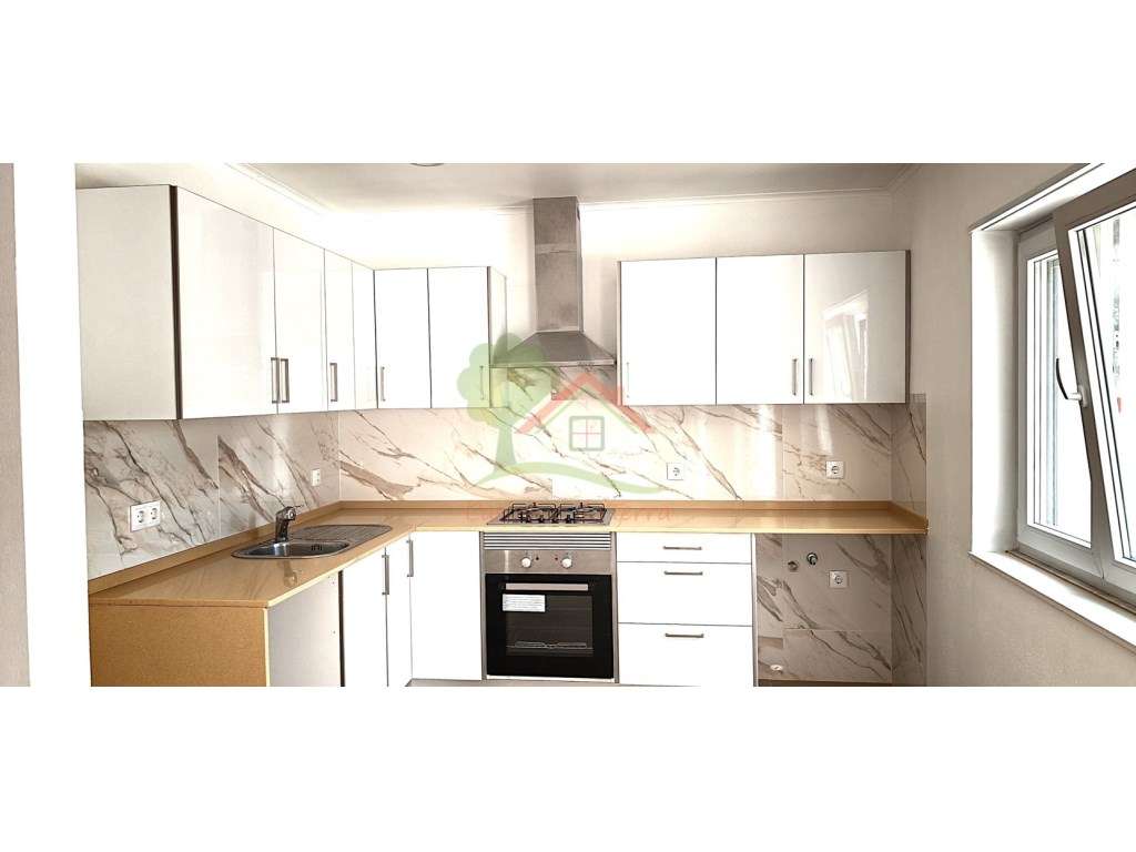 Moradia T3 Renovada Próxima das Praias de São Julião e Samarra - Grande imagem: 2/14