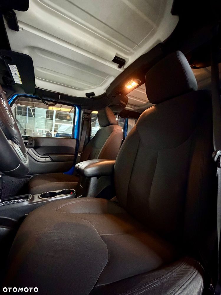 Jeep Wrangler 3.6 Unlim Night Eagle - 32