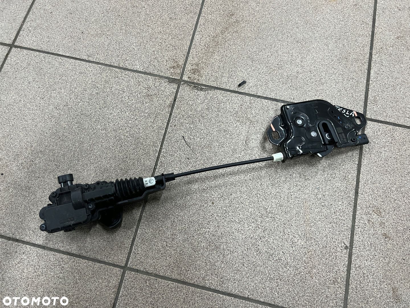 TESLA MODEL Y 3 ZAMEK RYGIEL SIŁOWNIK ZAMKA MASKI PRZÓD 1500397-00-F - 1