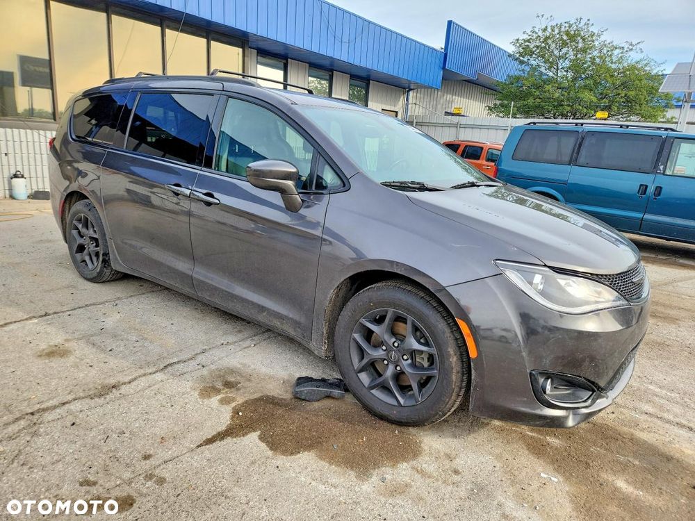 Chrysler Pacifica - 3