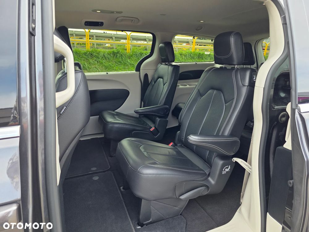 Chrysler Pacifica - 8