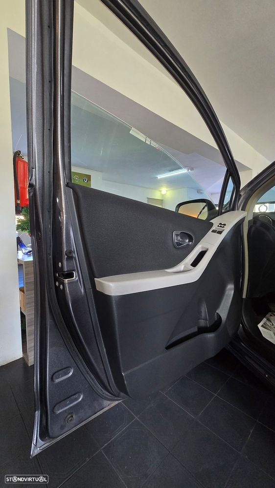 Toyota Yaris 1.4 D-4D AC Manual - 12