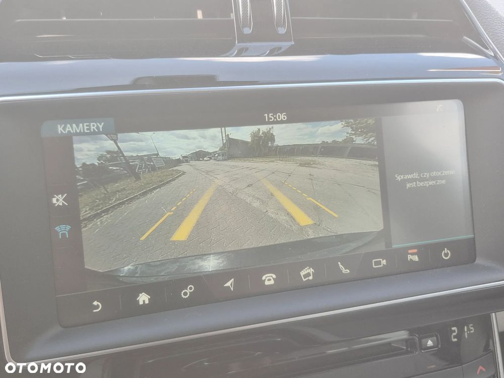 Jaguar XE 2.0 T Pure - 24