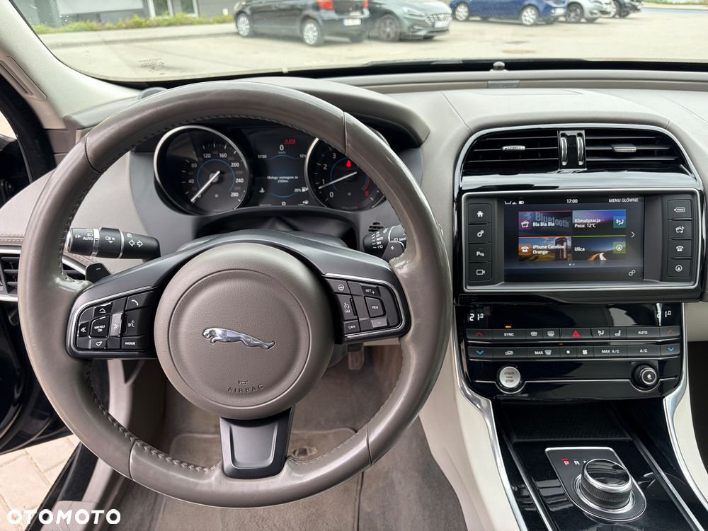 Jaguar XE 2.0 T Prestige - 10
