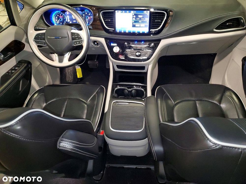 Chrysler Pacifica - 11