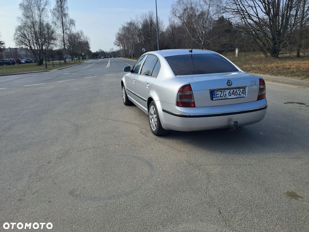 Skoda Superb 2.0 TDI DPF Comfort - 4