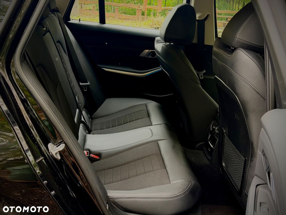 BMW Seria 3 318d MHEV - 28