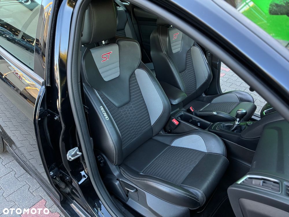 Ford Focus 2.0 EcoBoost ST - 24