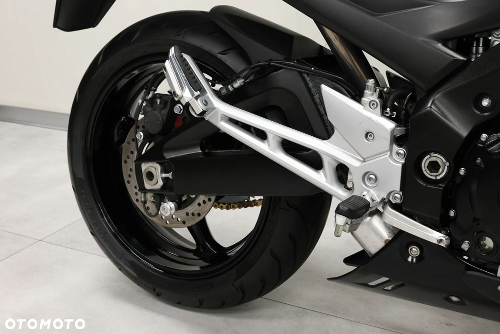 Suzuki GSR - 36