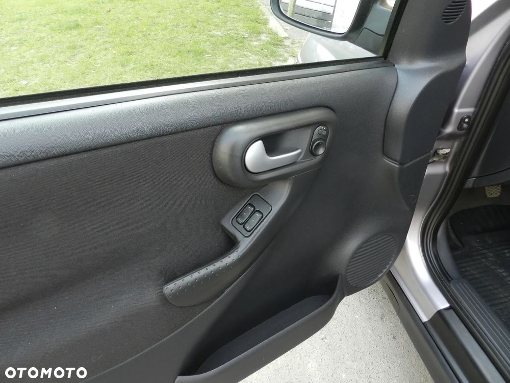 Opel Corsa 1.2 16V Cosmo - 12