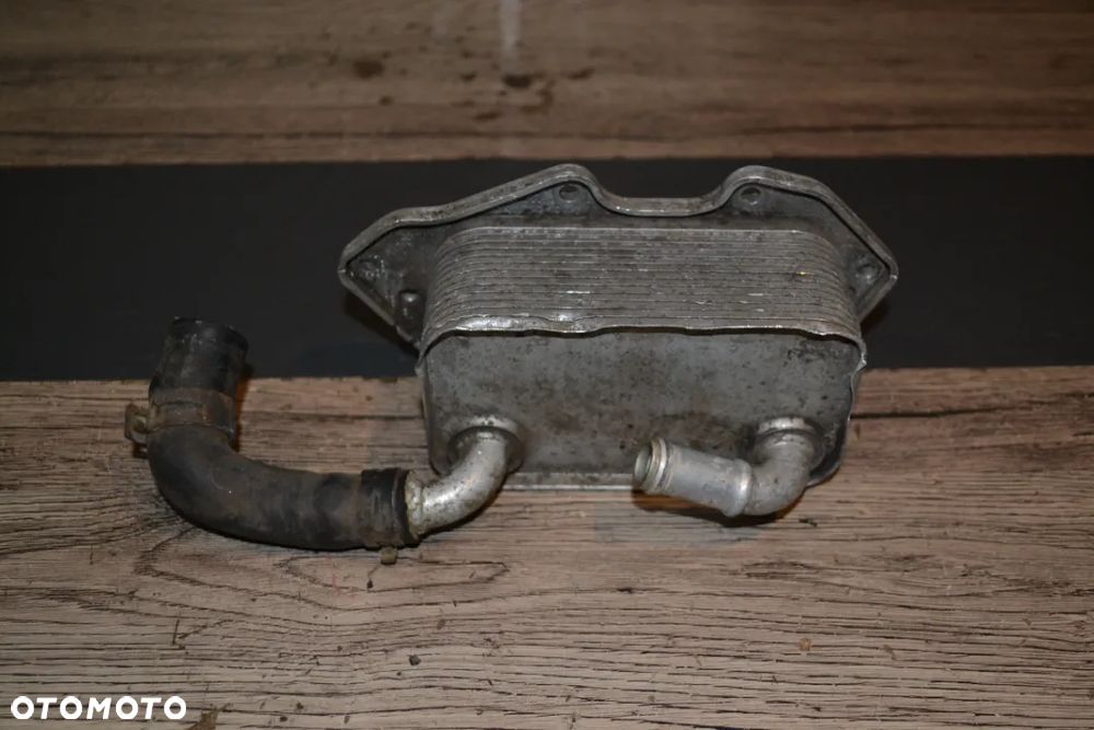 AUDI A4 B7 B8 A5 A6 C6 C7 CHŁODNICZKA OLEJU 06E117021G ORYGINAŁ - 1