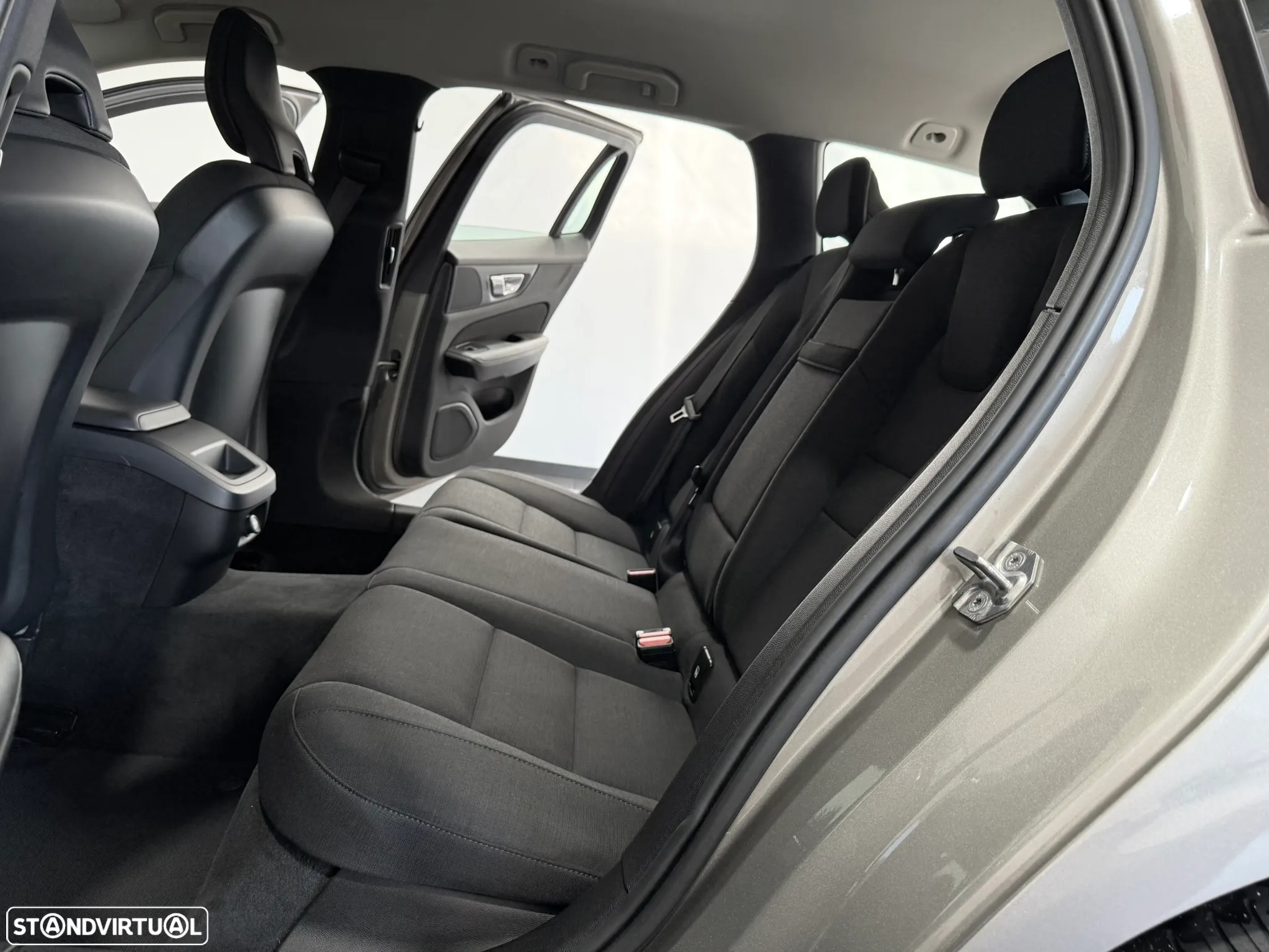 Volvo V60 2.0 B4 Momentum Geartronic - 43
