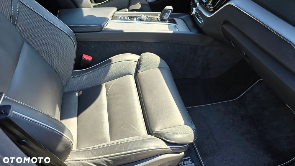 Volvo XC 60 B4 D AWD R-Design - 28