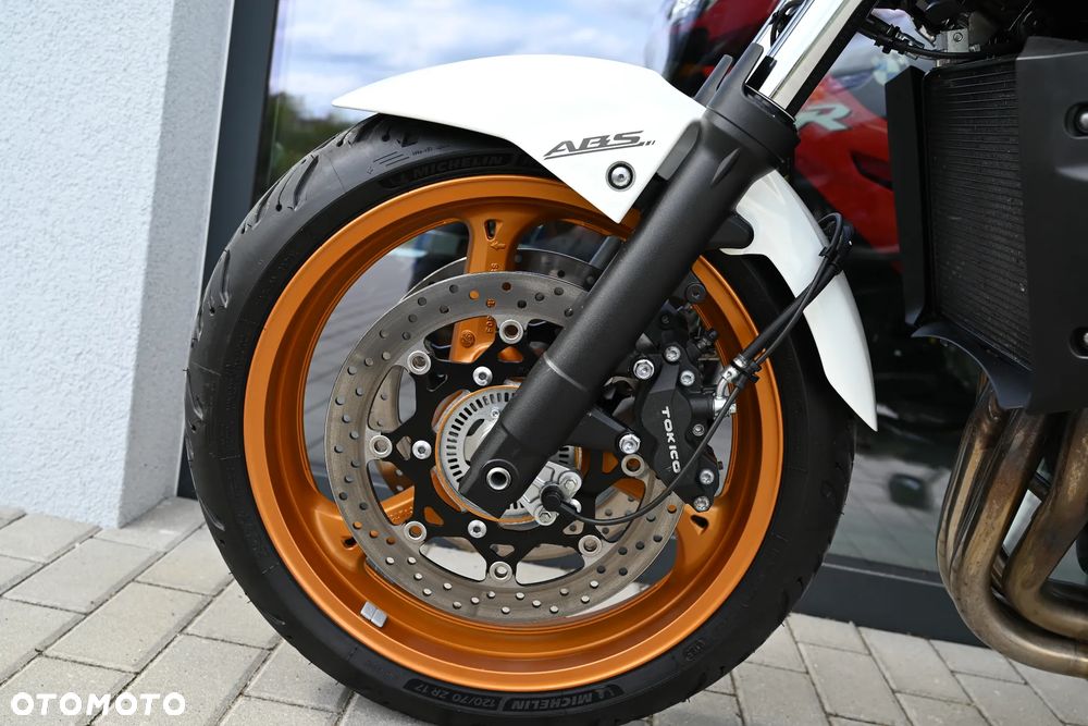 Suzuki GSR - 25