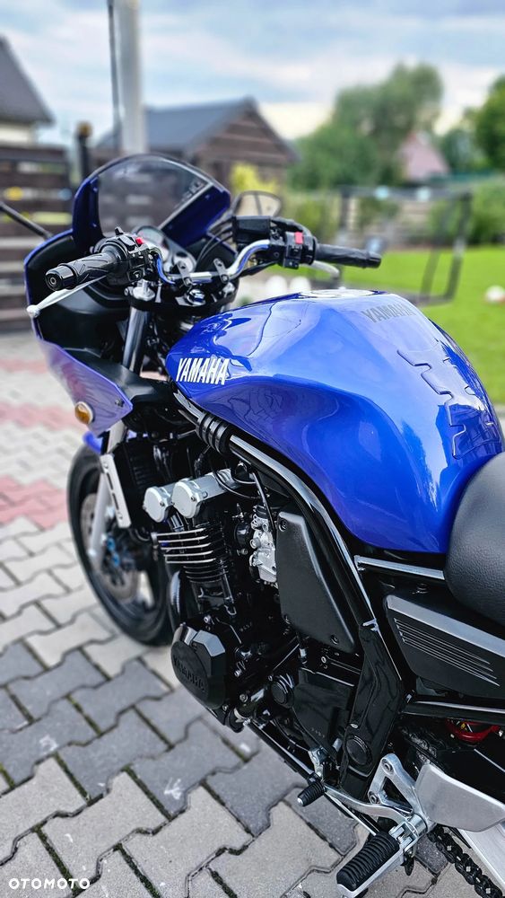 Yamaha FZS - 24