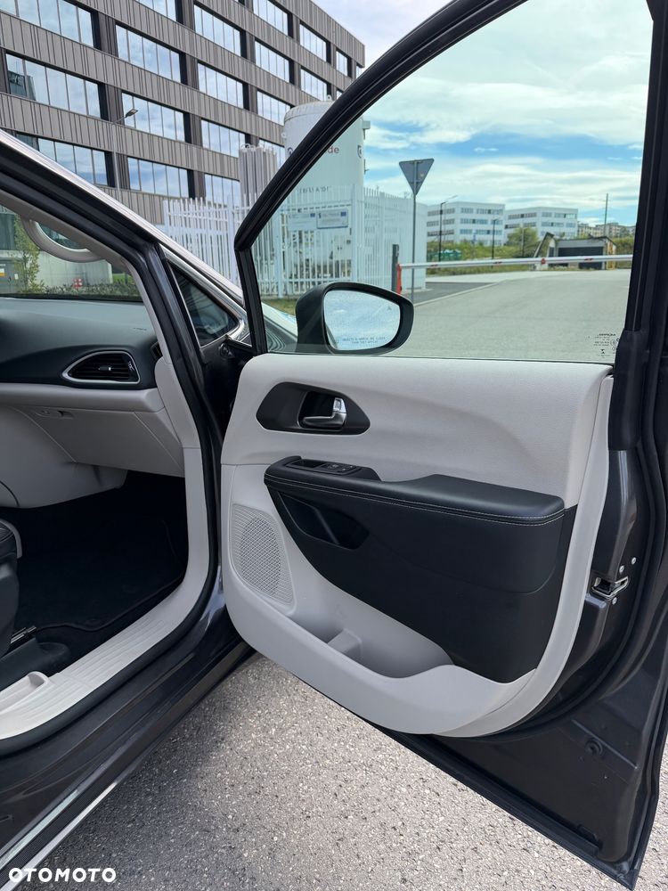 Chrysler Pacifica - 25
