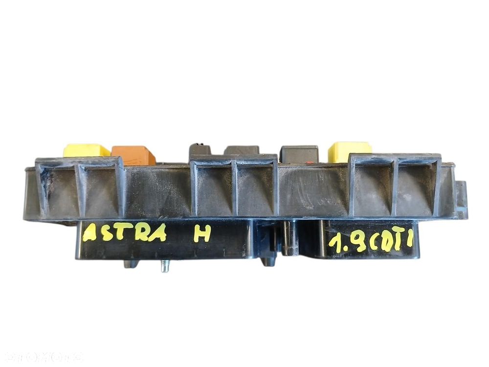 SKRZYNKA BEZPIECZNIKÓW OPEL ASTRA III H 1.9 CDTI 13206748 - 2
