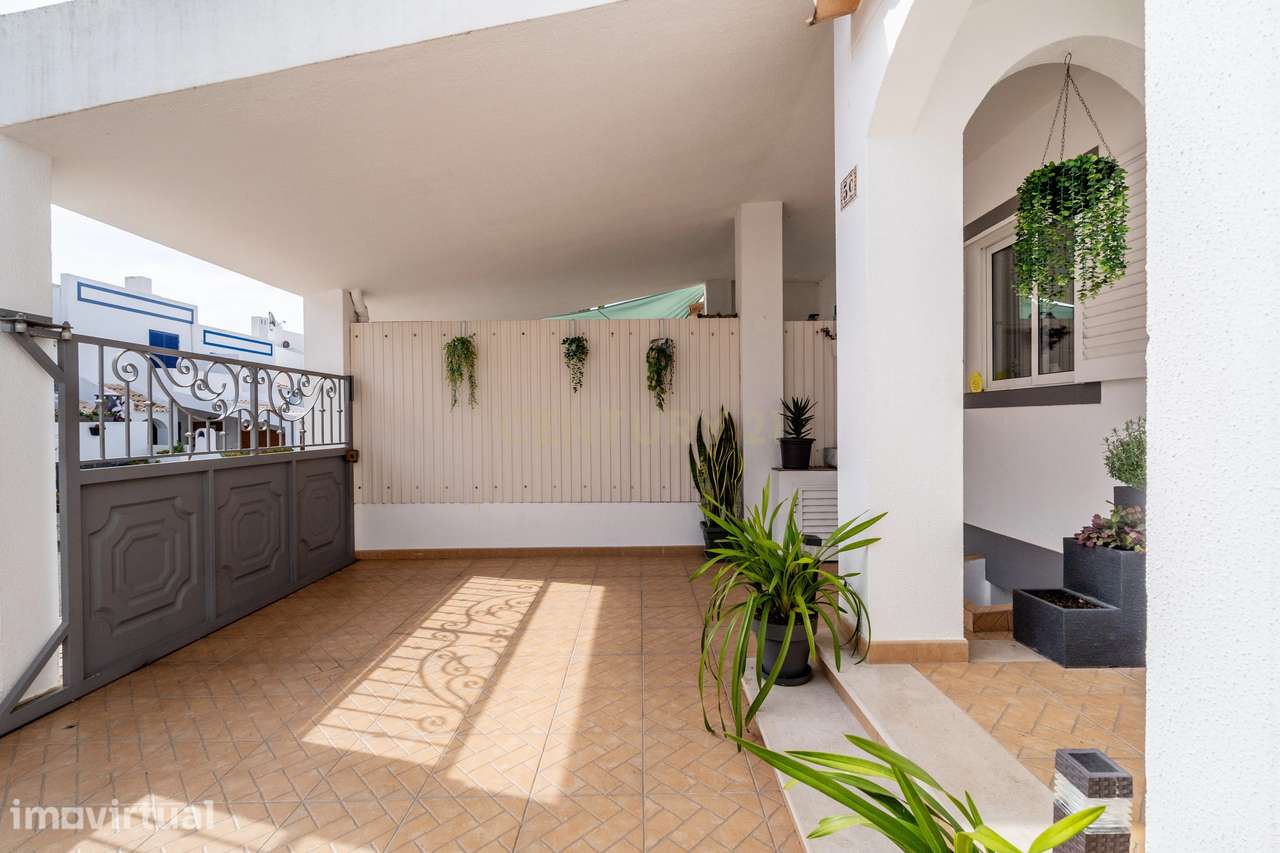 Moradia T2+1 com Terraço e Quintal em Montechoro, Albufeira - Grande imagem: 3/36