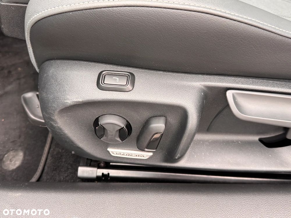 Volkswagen Passat Variant 2.0 TDI SCR Business DSG - 13