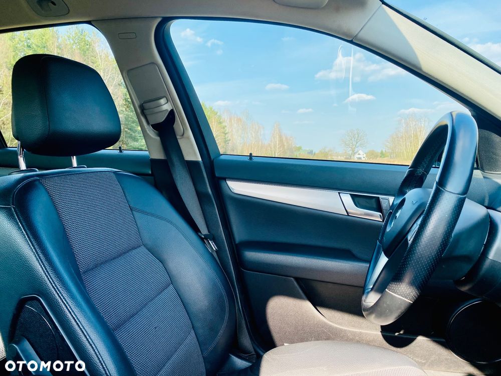 Mercedes-Benz Klasa C 180 CGI Automatik BlueEFFICIENCY Avantgarde - 35