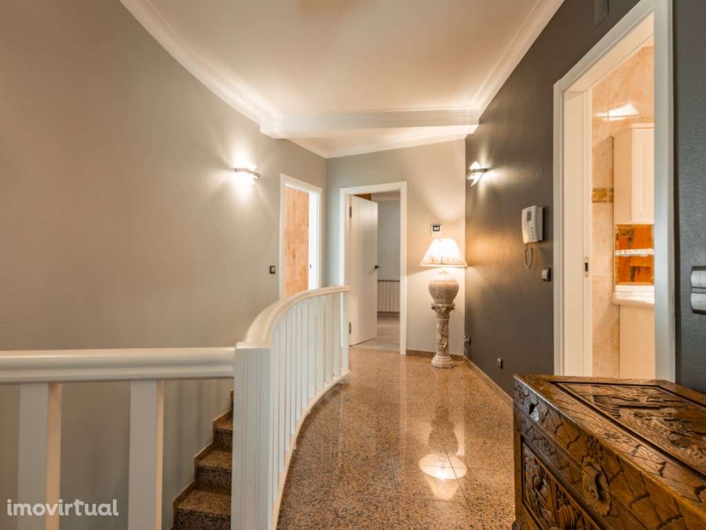 Moradia T4+1 com Garagem e 4 Casas de Banho - Junto ao Sotto Mayor,... - Grande imagem: 3/28