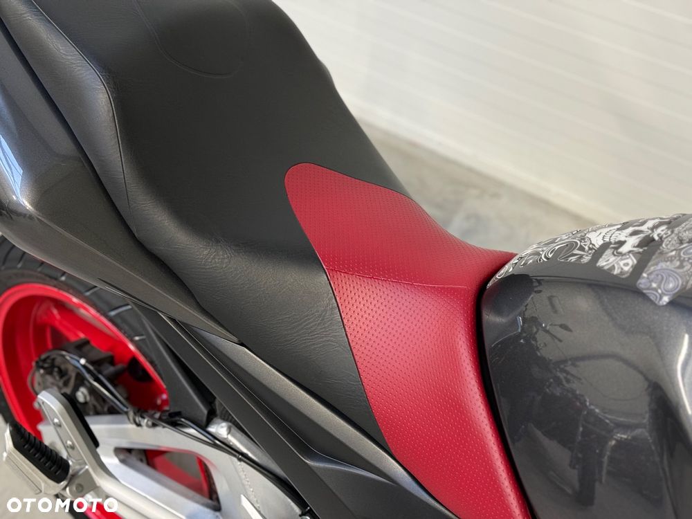 Suzuki GSR - 17
