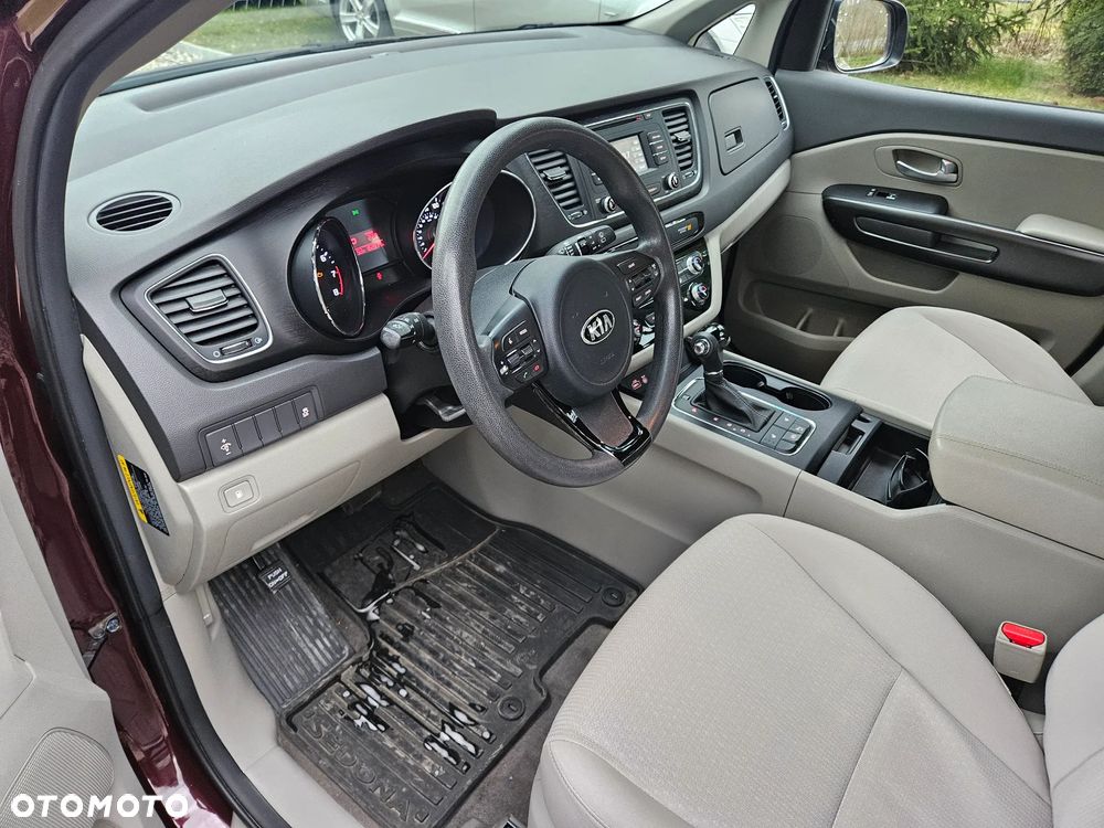 Kia Sedona - 11